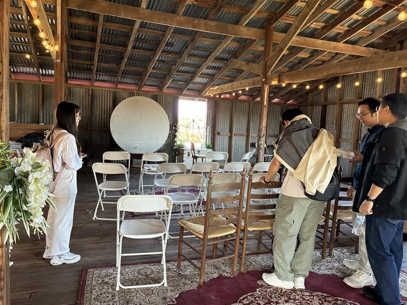 Choi Lab members arriving at a rustic event venue.